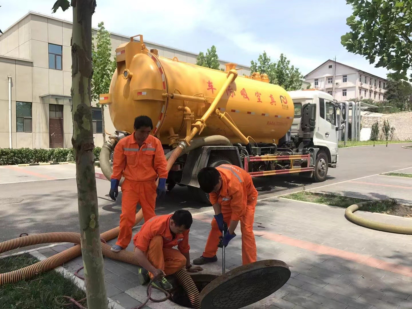 九湖镇管道疏通车停在窨井附近