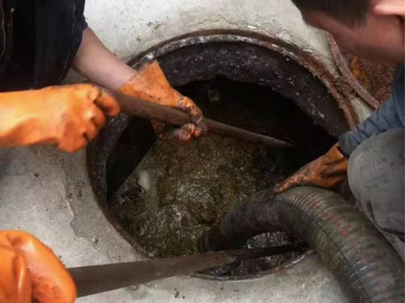 九湖镇清理化粪池时如何避免沼气的危害?